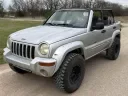 Прагніть життя та щастя з цим Jeep Liberty з обрізаним дахом за гроші на бітера