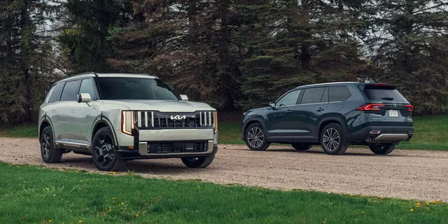 2027 Kia Telluride проти 2026 Toyota Grand Highlander: Битва двох гібридних позашляховиків з трьома рядами сидінь