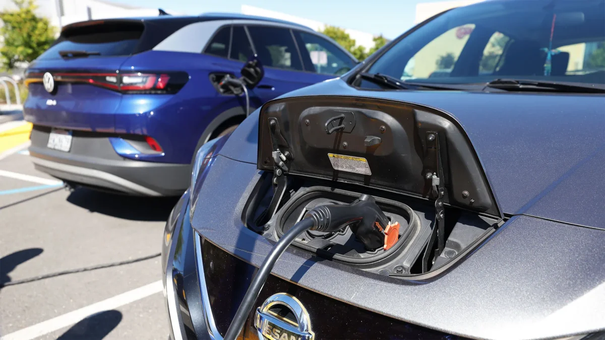 Продажі нових електромобілів впали, але ринок вживаних автомобілів встановлює рекорди