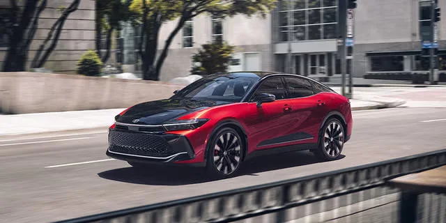 Toyota Crown отримує оновлення на 2027 рік з новим кольором та гібридною системою