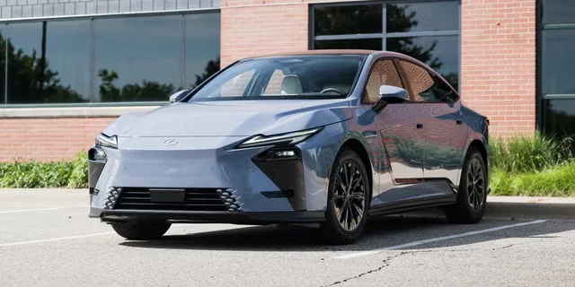 Електрична силова установка робить цей розкішний автомобіль з м'якою їздою ще більш спокійним