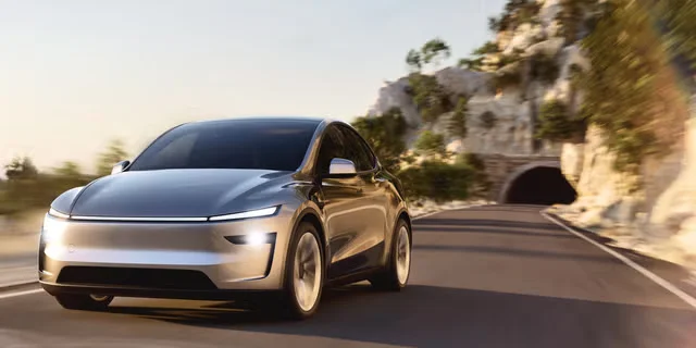 Tesla випадково імпортувала автомобілі з Китаю до США, тепер відкликає їх