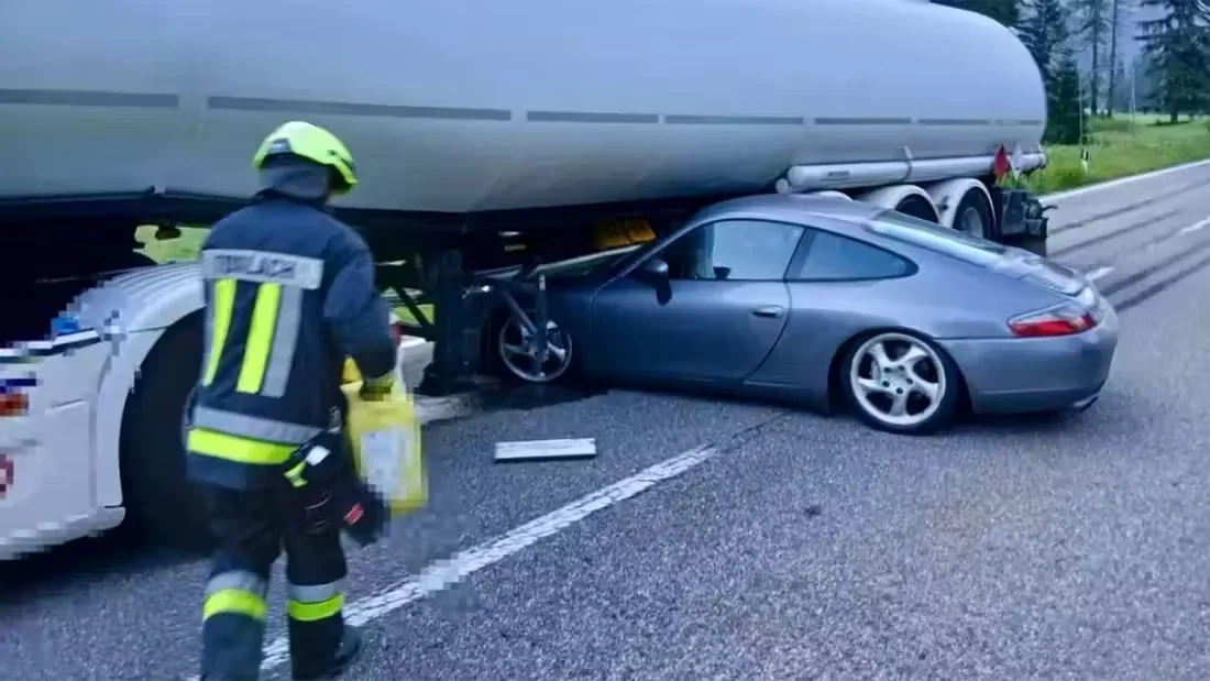 ДТП з Porsche 911 у Доббіако: автомобіль затиснуто під автокислотником