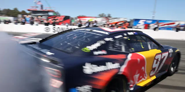 Шейн ван Гісберген виграв останню гонку NASCAR на дорожньому треку 2026 року в Сономі