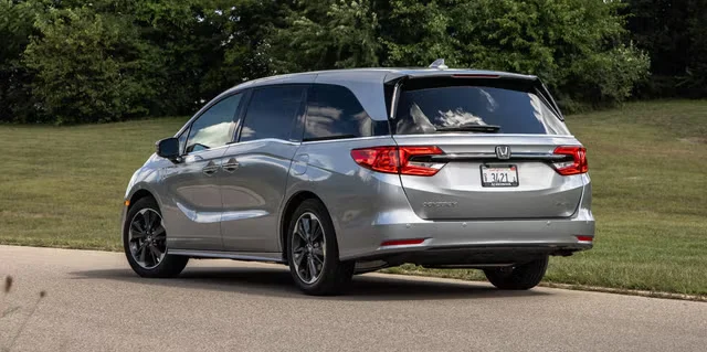 Honda відкликає 325,588 мінівенів Odyssey через можливі проблеми з камерами заднього виду