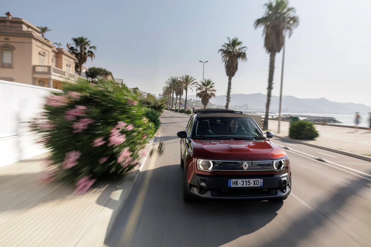 Тест-драйв Renault 4 E-Tech electric Plein Sud: електричний SUV, який знімає дах (і не соромиться)