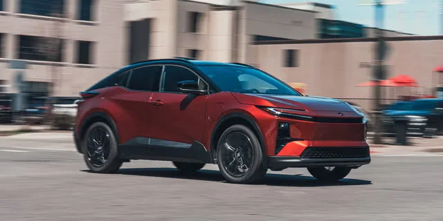 Toyota пішла на скорочення, і вуаля! Електричний кросовер bZ тепер є меншим C-HR EV