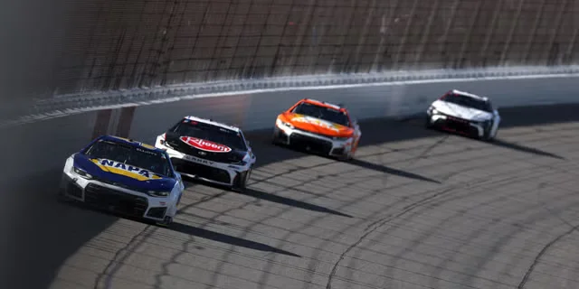 NASCAR тільки що пережив один з найважчих ударів 2026 року, зіткнення Елліота та Белла пошкодило бар'єр SAFER